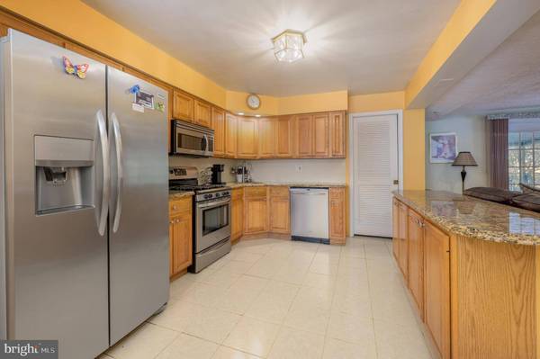 621 S FORKLANDING RD, Maple Shade, NJ 08052