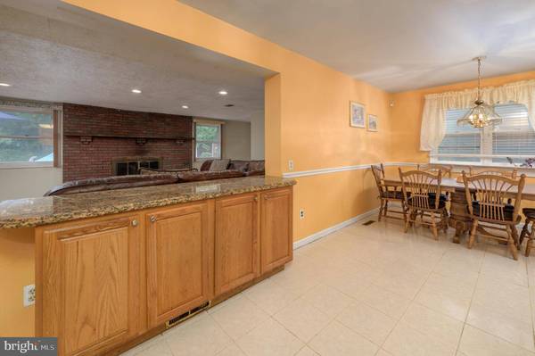 621 S FORKLANDING RD, Maple Shade, NJ 08052