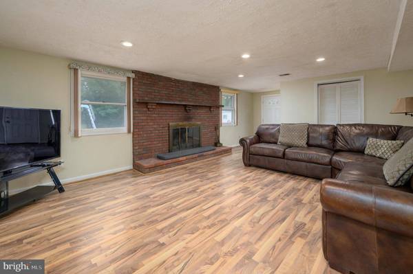 621 S FORKLANDING RD, Maple Shade, NJ 08052