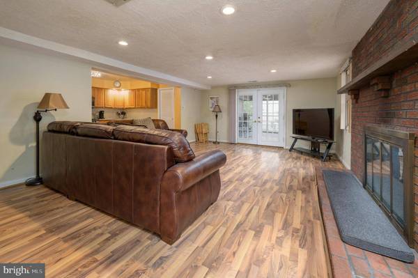 621 S FORKLANDING RD, Maple Shade, NJ 08052