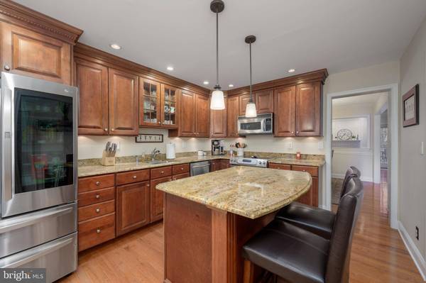 305 WILLIAMSBURG CT, Marlton, NJ 08053