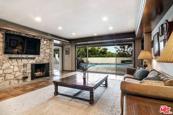 2224 Guthrie Dr, Los Angeles, CA 90034