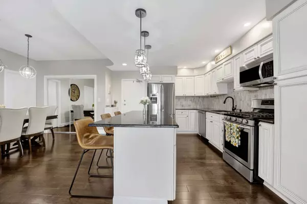 7420 W Lawrence AVE #411, Harwood Heights, IL 60706