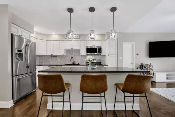 7420 W Lawrence AVE #411, Harwood Heights, IL 60706