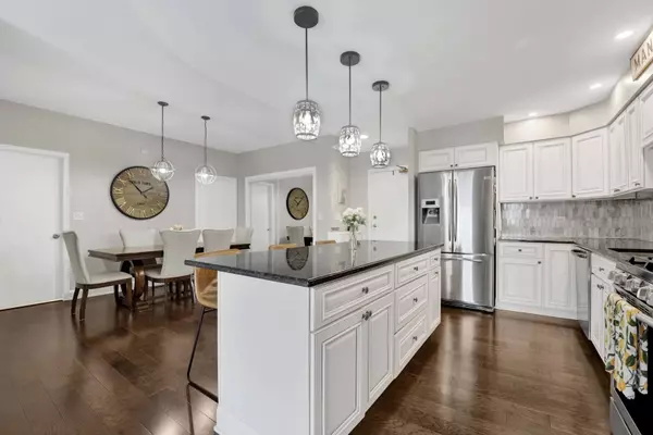 7420 W Lawrence AVE #411, Harwood Heights, IL 60706