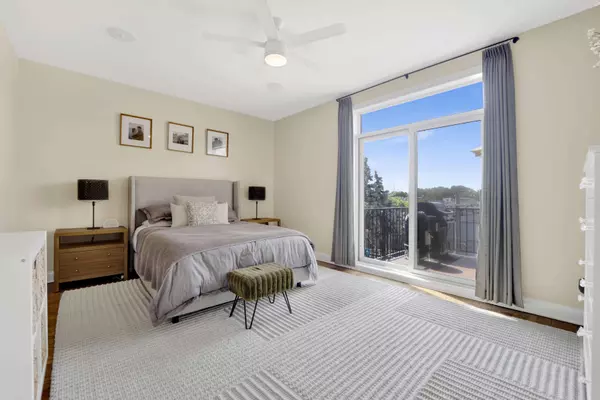 2049 W Belmont Ave, Chicago, IL 60618-6576