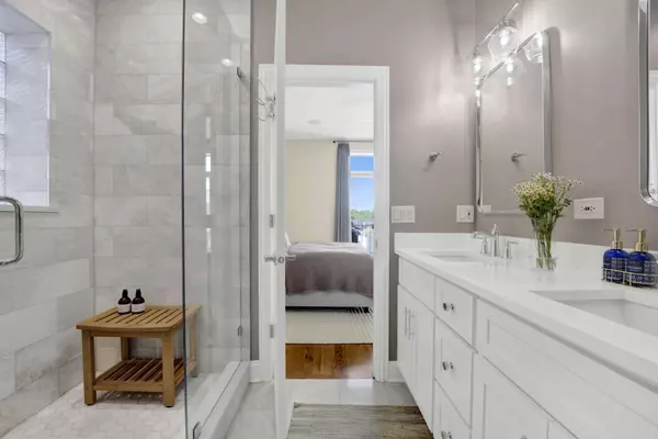 2049 W Belmont Ave, Chicago, IL 60618-6576