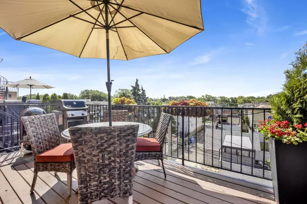 2049 W Belmont Ave, Chicago, IL 60618-6576