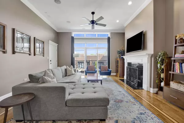 2049 W Belmont Ave, Chicago, IL 60618-6576