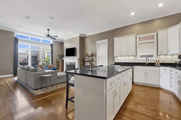 2049 W Belmont Ave, Chicago, IL 60618-6576