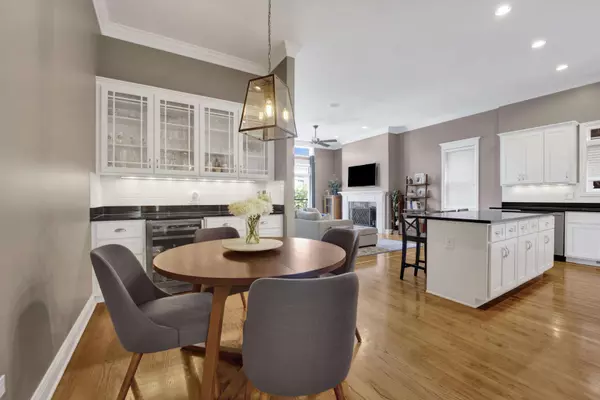 2049 W Belmont Ave, Chicago, IL 60618-6576