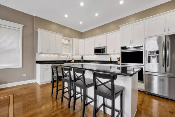 2049 W Belmont AVE #4, Chicago, IL 60618