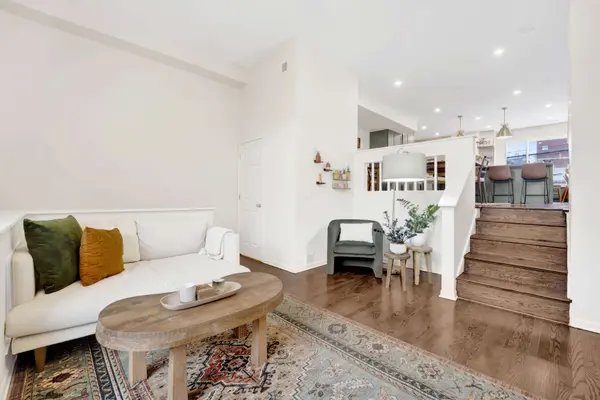 1646 W Julian St, Chicago, IL 60622-2233