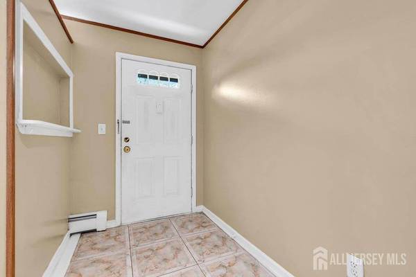325 Cricket LN, Woodbridge Proper, NJ 07095