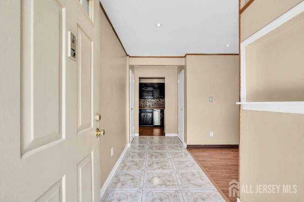 325 Cricket LN, Woodbridge Proper, NJ 07095