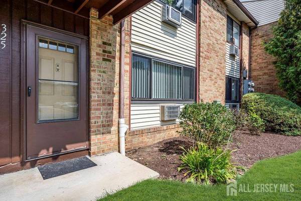 325 Cricket LN, Woodbridge Proper, NJ 07095