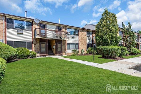 325 Cricket LN, Woodbridge Proper, NJ 07095