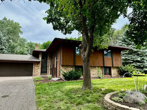 3413 Red Oak CIR N, Burnsville, MN 55337