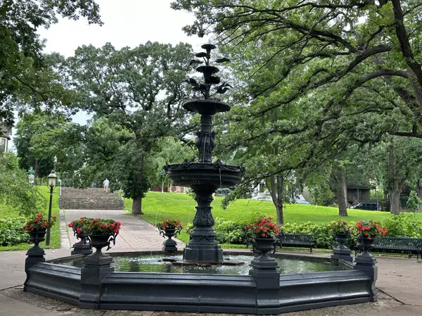 8 Irvine PARK #8A, Saint Paul, MN 55102