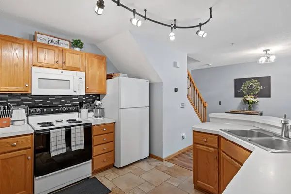 483 Mission Hills WAY E, Chanhassen, MN 55317