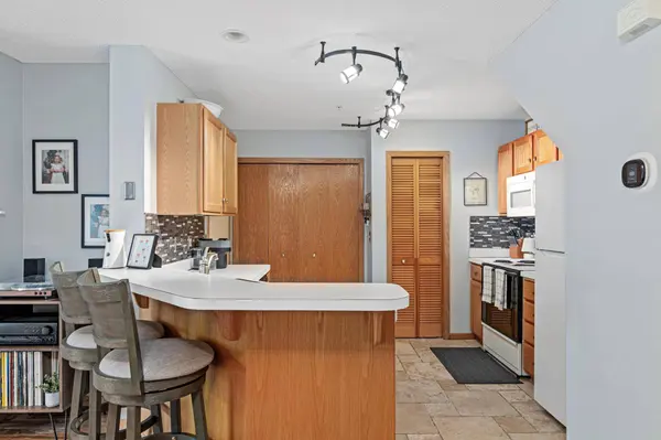 483 Mission Hills WAY E, Chanhassen, MN 55317