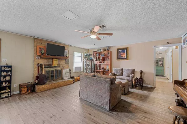 812 W Warren Street, Hewitt, TX 76643