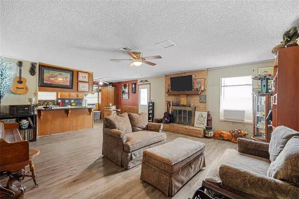 812 W Warren Street, Hewitt, TX 76643