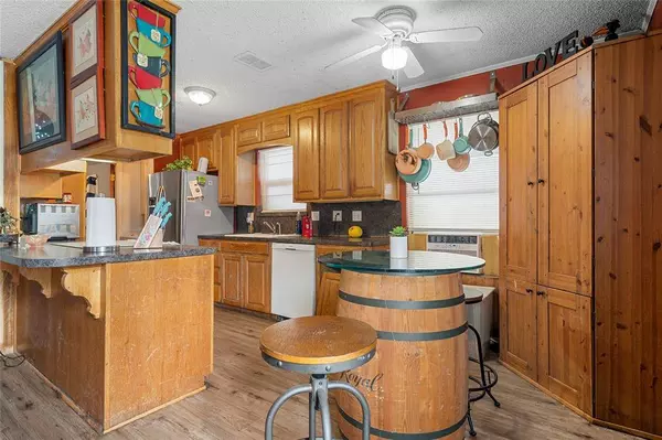 812 W Warren Street, Hewitt, TX 76643