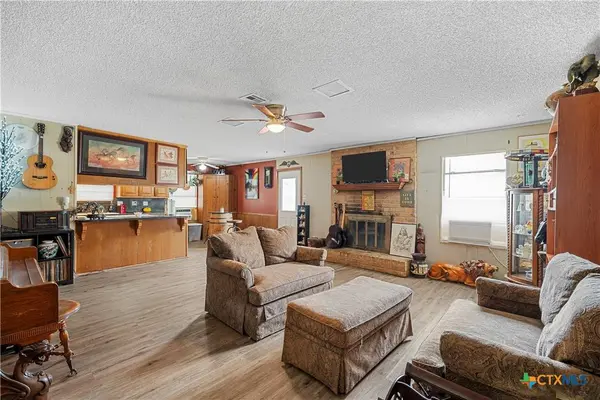 812 W Warren ST, Hewitt, TX 76643