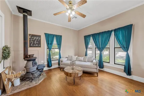 308 S Reagan ST, West, TX 76691