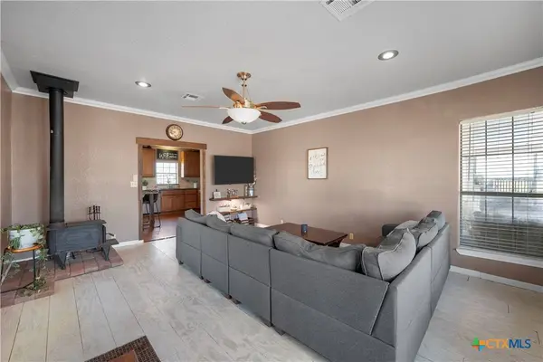 200 Uptmore RD, West, TX 76691