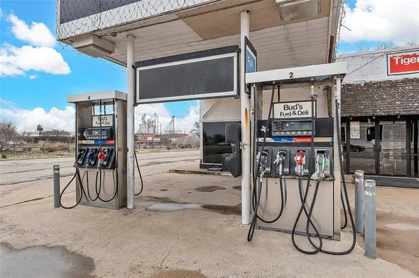 201 W Oak Street, West, TX 76691