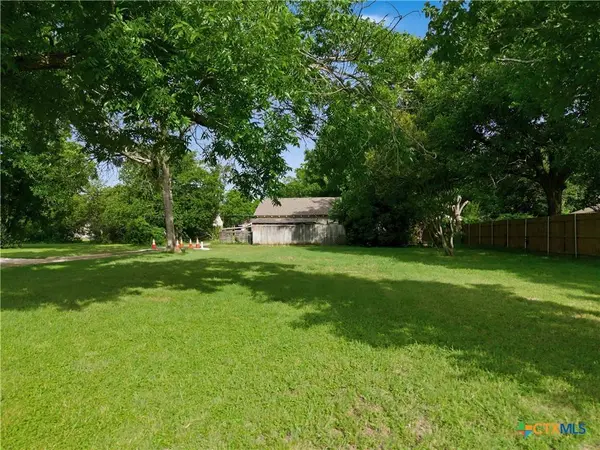 703 N Reagan ST, West, TX 76691