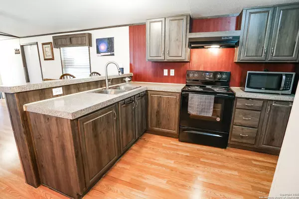 127 Mountain View, Bandera, TX 78003