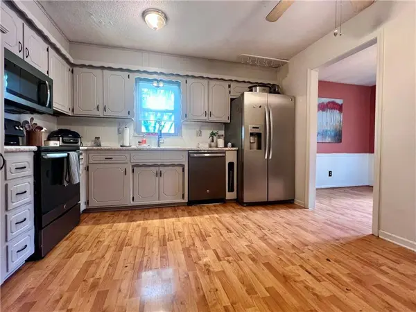 1112 N Walker LN, Olathe, KS 66061