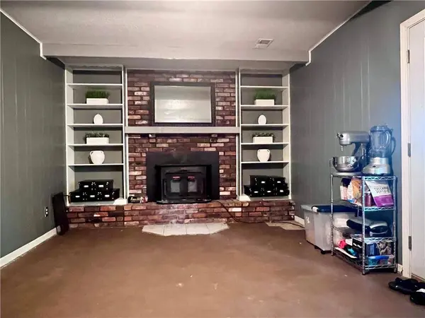 1112 N Walker LN, Olathe, KS 66061