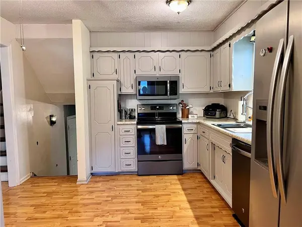 1112 N Walker LN, Olathe, KS 66061