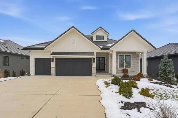 27229 W 100th TER, Olathe, KS 66061