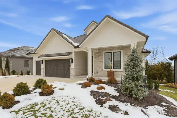27229 W 100th TER, Olathe, KS 66061