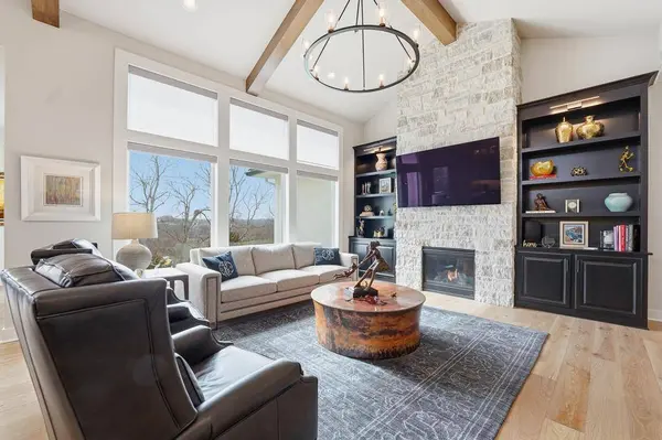 27229 W 100th TER, Olathe, KS 66061