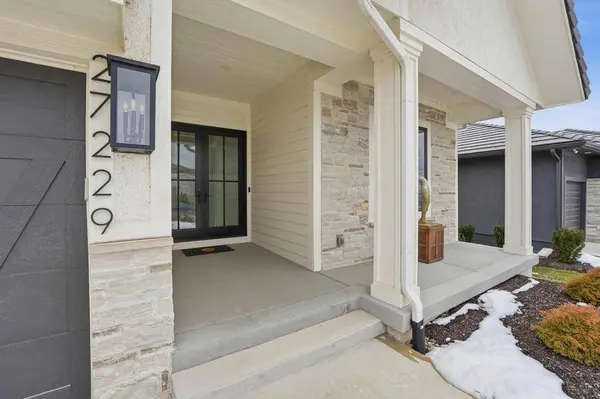27229 W 100th TER, Olathe, KS 66061