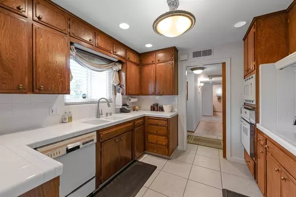 1048 E Menlo AVE, Fresno, CA 93710