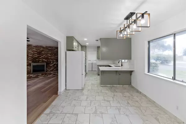 1232 W Mesa AVE, Fresno, CA 93711