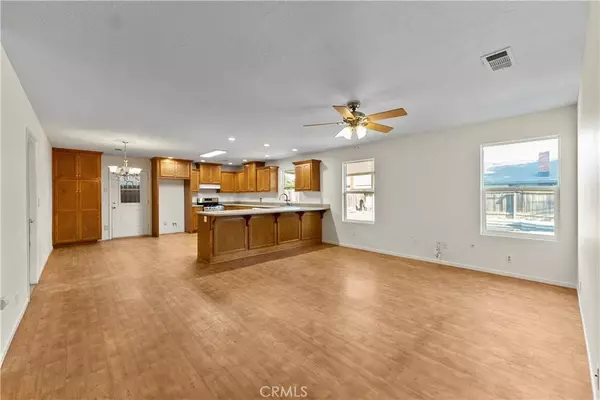 1001 Lakewood DR, Hanford, CA 93230