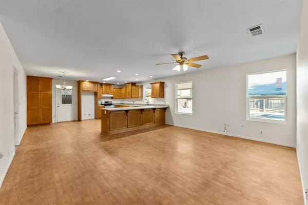 1001 Lakewood DR, Hanford, CA 93230