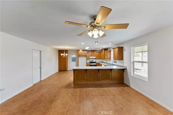 1001 Lakewood DR, Hanford, CA 93230