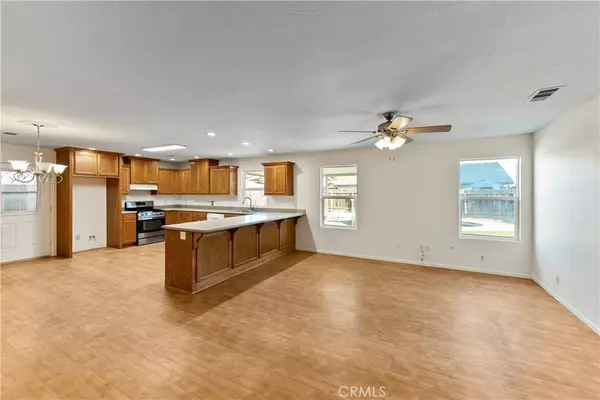 1001 Lakewood DR, Hanford, CA 93230