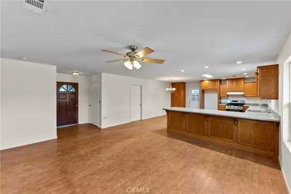 1001 Lakewood DR, Hanford, CA 93230