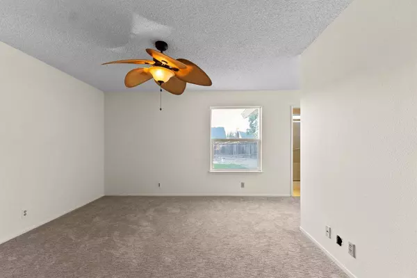 1001 Lakewood DR, Hanford, CA 93230