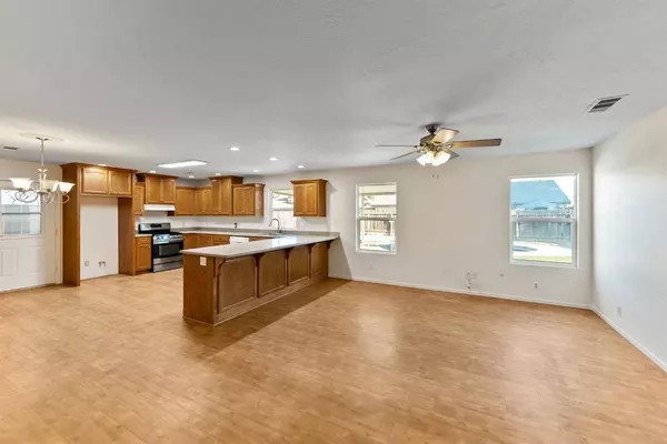 1001 Lakewood DR, Hanford, CA 93230